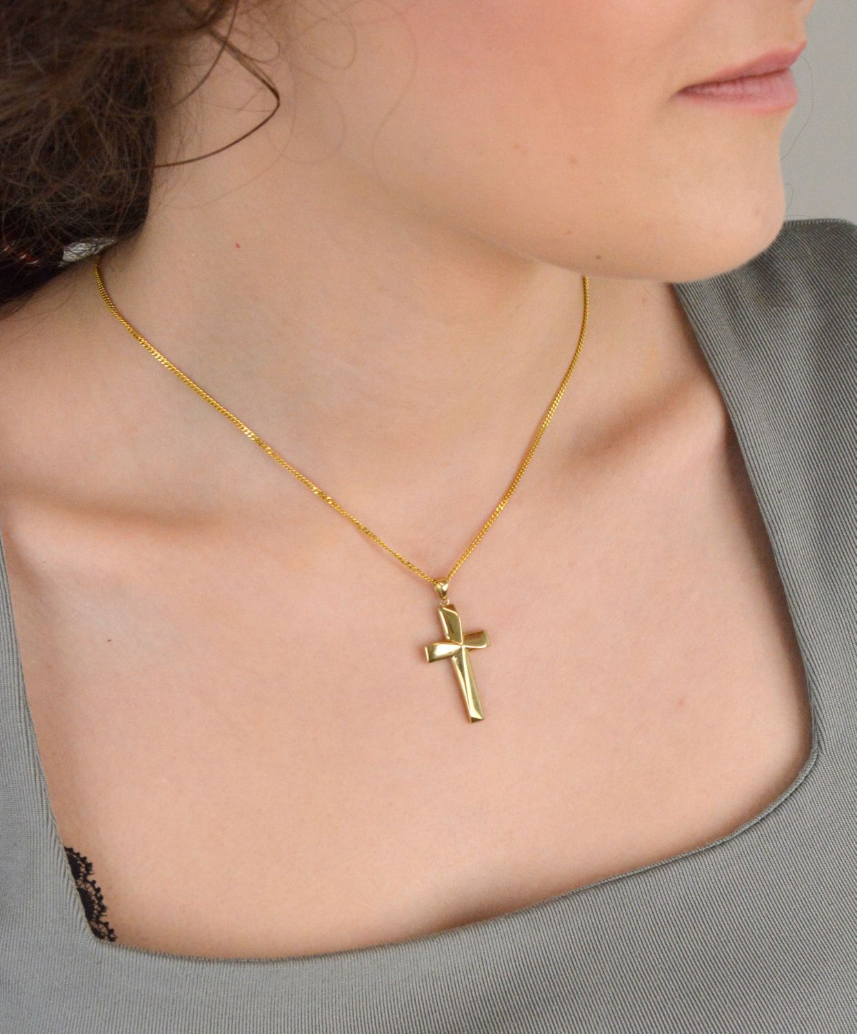 Złota zawieszka gładki krzyżyk ZA 3837A 333, próba 333. Złoty krzyżyk to bardzo elegancki wybór na prezent, który jest subtelny i ponadczasowy. 1.jpg